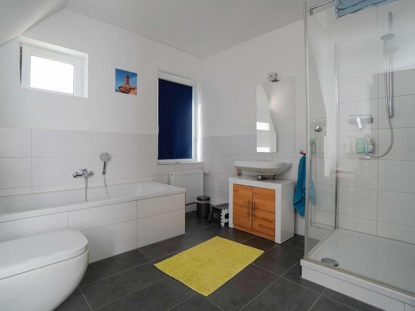 Mietshaus mit 3 SchlafZimmern, Home-Office-Bereich, Garten und Garage in Rheinbach
