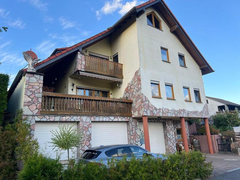 EinfamilienhausMehrgenerationenhaus mit 3 Garagen, Garten , Pool