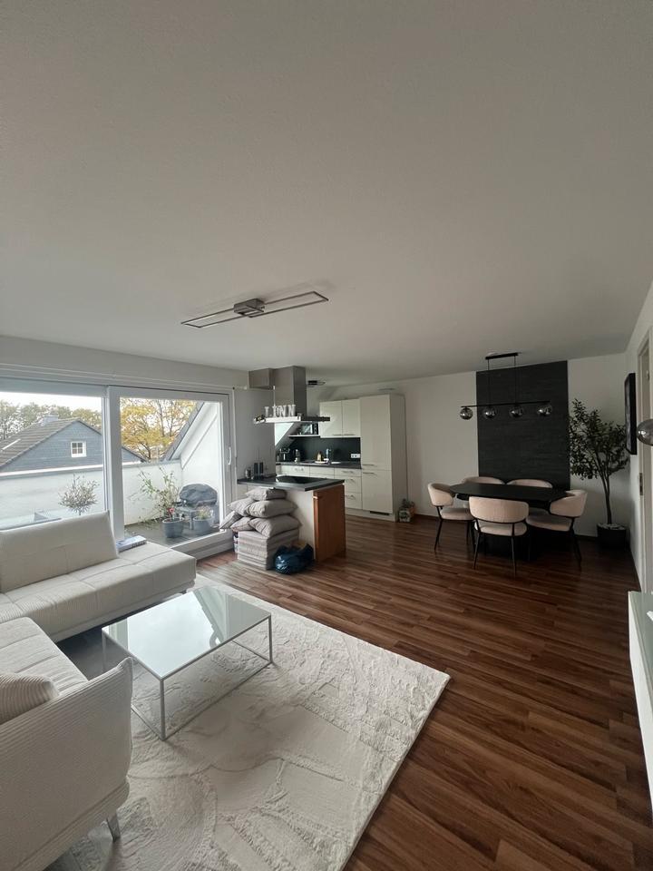 Renovierte Wohnung mit 3,5 Zimmern in Bergisch Gladbach -Hand zimmer