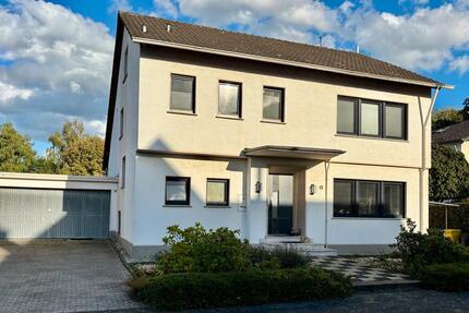 Nähe Bonn: Großes Einfamilienhaus mit Garten & Einliegerwohung zimmer