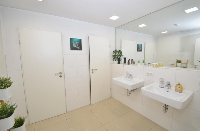 Gewerbehalle mit Büroeinheiten und Lagerfläche zimmer