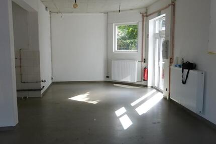 Gewerbehalle mit Büro, Garagen und Sozialräumen zimmer