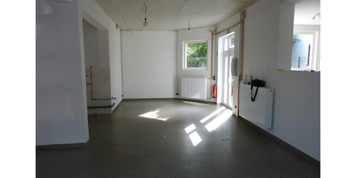 Gewerbehalle mit Büro, Garagen und Sozialräumen zimmer