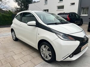 Toyota Aygo (X) 1,0-l-VVT-i x-play touch 94.000 km 6.690 &euro; Troisdorf 53844
