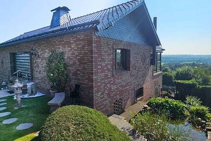 Idyllisch gelegenes Wohnhaus mit Wintergarten, Kamin und Garage in schöner Aussichtslage von Hennef!
