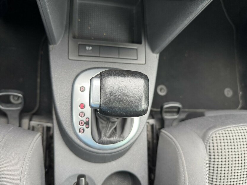 VW Touran 1.6 FSI Highline 7 Sitze SR+WR eGSD DSG ? 213.000 km 1.500 € Erftstadt 50374