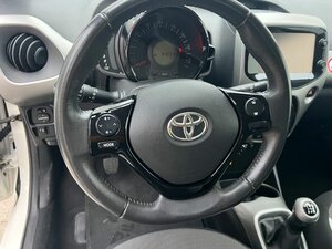 Toyota Aygo (X) 1,0-l-VVT-i x-play touch 94.000 km 6.690 &euro; Troisdorf 53844