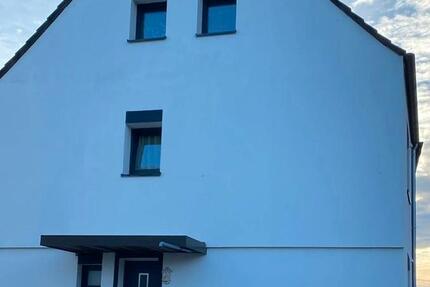 Moderne Doppelhaushälfte mit 3 Etagen zu vermieten