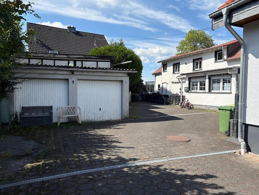 Freistehendes Einfamilienhaus mit großem Grundstück, 3 Garagen.