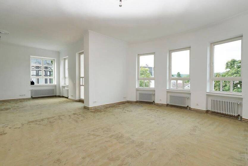 Wunderschöne, großzügige AltbauWohnung! Großer Balkon-toller Schnitt-zentral gelegen
