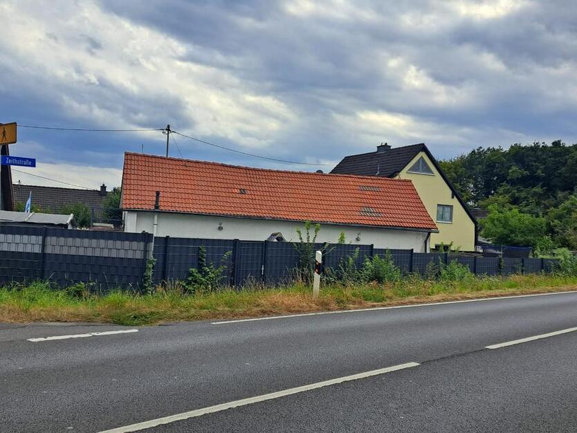 Freistehendes Einfamilienhaus mit großem Grundstück, 3 Garagen.