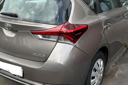 Toyota Auris 82.000 km 11.900 € Köln 50733