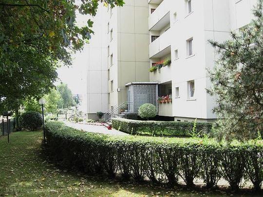 Exklusive, modernisierte 3-Zimmer-Wohnung mit Balkon und Schwimmbad in Sankt Augustin