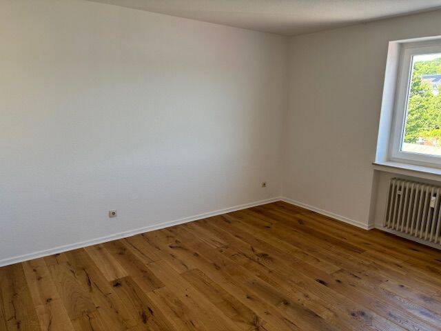 Rheinpromenade! Renovierte 4-Zimmerwohnung mit schickem Duschbad und Loggia