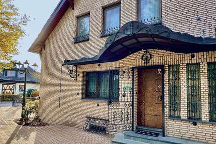 Haus zum Kaufen in Bergisch Gladbach 1.400.000 € 225 m² 7 zimmer