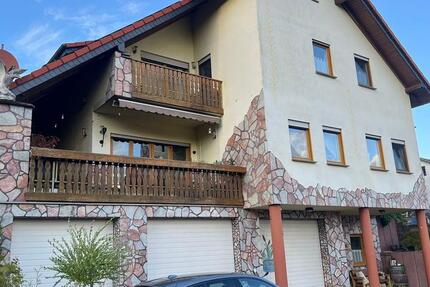 EinfamilienhausMehrgenerationenhaus mit 3 Garagen, Garten , Pool