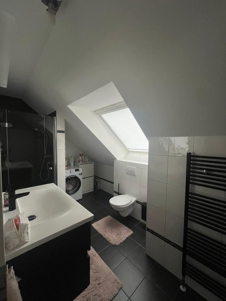 Renovierte Wohnung mit 3,5 Zimmern in Bergisch Gladbach -Hand zimmer