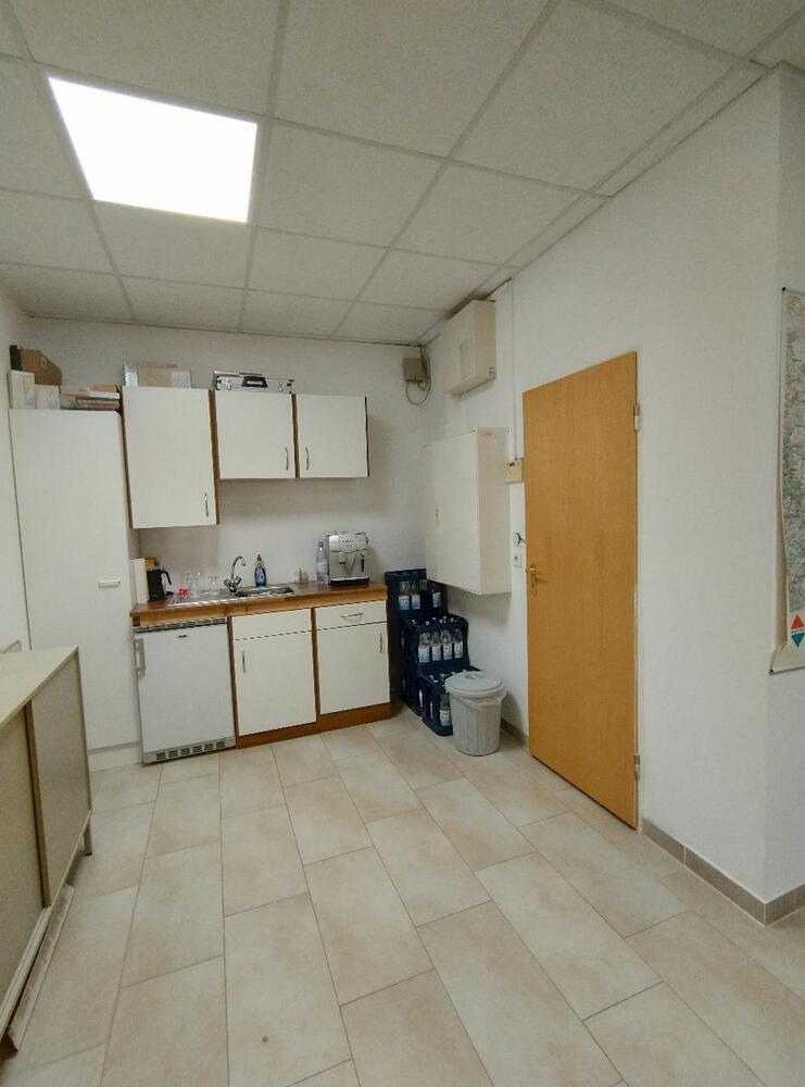 Ideal für Ihren Handwerksbetrieb Hallenfläche mit Büro und 3 Stellplätzen, verkehrsgünstige Lage