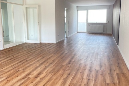 Zentrumsnaher Wohntraum: Frisch sanierte 3-Zimmer-Wohnung mit großem Balkon - Wohnung Siegburg Zentrum | Angebot:26855170