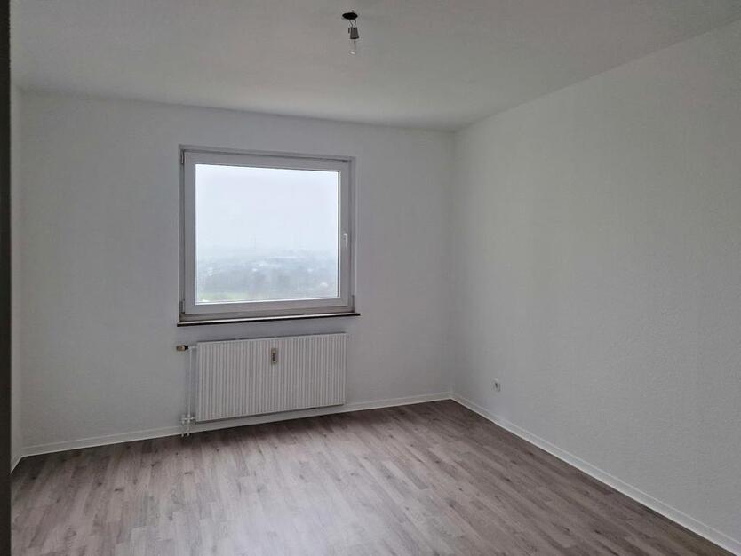 Große und frisch renovierte 3-Zimmer-Wohnung mit Balkon und zwei Bädern zimmer
