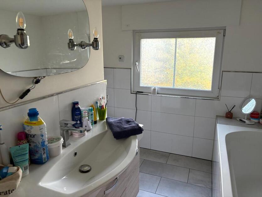 Freistehendes Einfamilienhaus mit großem Grundstück, 3 Garagen.