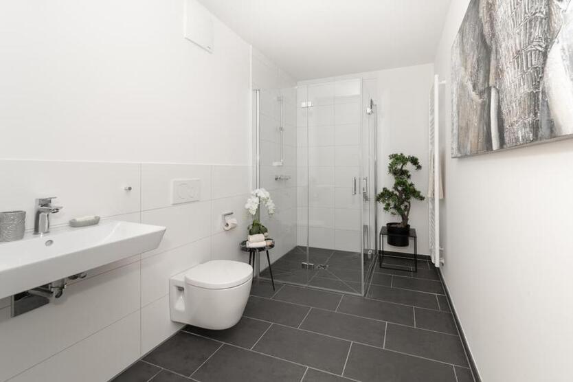 Bei VIVAWEST die Sonnenstrahlen auf dem eigenen Balkon genießen. zimmer