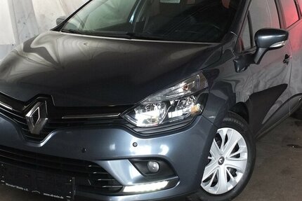 Renault Clio BLACK WEEK 25: EXPRESSION NAVI PARCTRONIC STA 118.021 km 7.904 &euro; Köln 50858