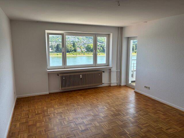 Rheinpromenade! Renovierte 4-Zimmerwohnung mit schickem Duschbad und Loggia