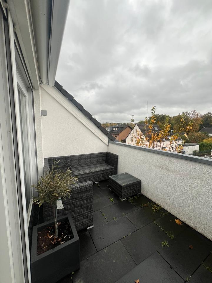 Renovierte Wohnung mit 3,5 Zimmern in Bergisch Gladbach -Hand zimmer