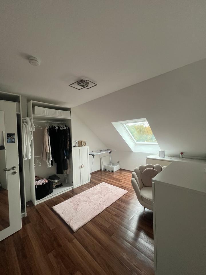 Renovierte Wohnung mit 3,5 Zimmern in Bergisch Gladbach -Hand zimmer