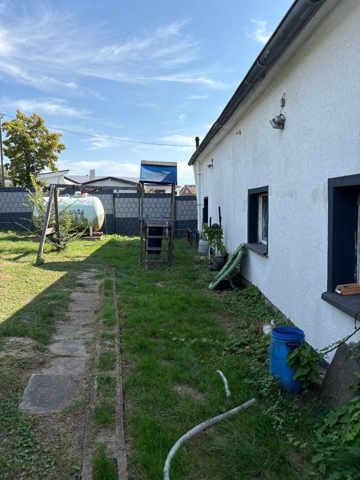 Freistehendes Einfamilienhaus mit großem Grundstück, 3 Garagen.