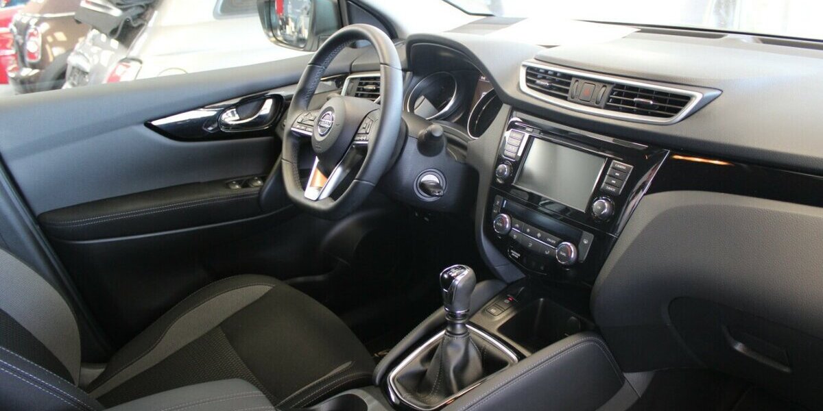 Nissan Qashqai 1.3 DIG-T SHIRO 25.184 km 16.980 &euro; Euskirchen 53881