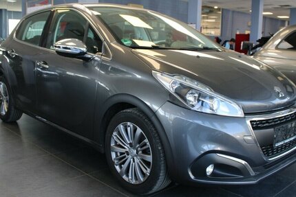 Peugeot 208 PureTech 110 Allure - Panorama - 84.341 km 8.980 &euro; Euskirchen 53881