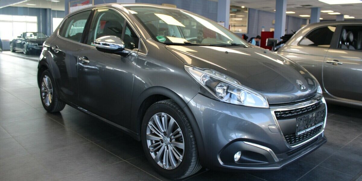 Peugeot 208 PureTech 110 Allure - Panorama - 84.341 km 8.980 &euro; Euskirchen 53881