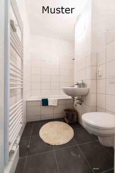 Sanierte 2,5-Zimmer-Dachgeschosswohnung mit Westbalkon in Bonn Brüser Berg zimmer