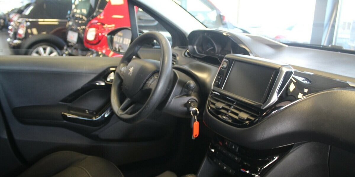 Peugeot 208 PureTech 82 Style - Panorama - 88.339 km 7.980 &euro; Euskirchen 53881