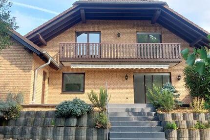 Schönes renoviertes Einfamilienhaus mit ELW, Garage und Garten. zimmer