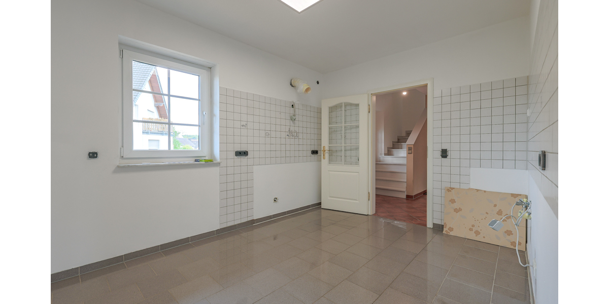 Großzügiges Einfamilienhaus auf weitläufigem Grundstück mit Sauna, Nebengebäude und Doppelgarage - Einfamilienhaus Königswinter / Berghausen Berghausen | Angebot:27224852