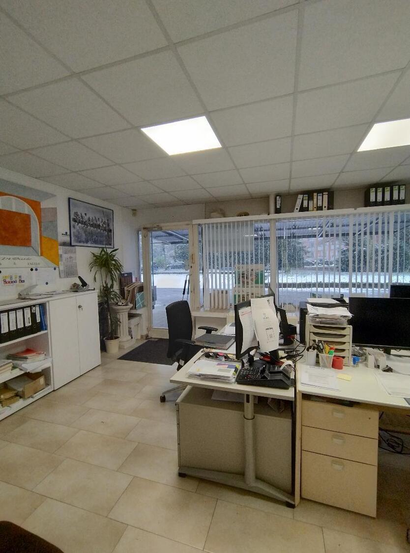 Ideal für Ihren Handwerksbetrieb Hallenfläche mit Büro und 3 Stellplätzen, verkehrsgünstige Lage zimmer