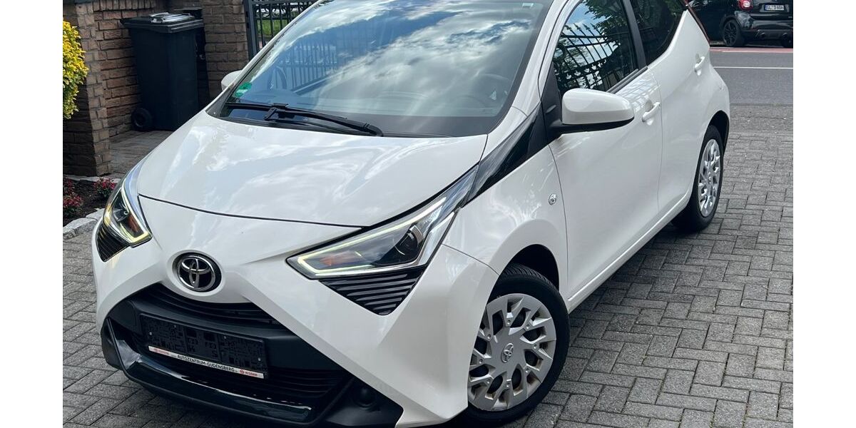 Toyota Aygo (X) 135.600 km 7.999 &euro; Bergisch Gladbach 51469