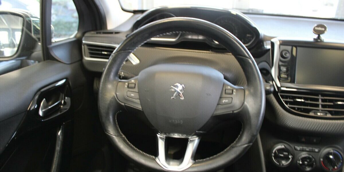 Peugeot 208 PureTech 110 Allure - Panorama - 84.341 km 8.980 &euro; Euskirchen 53881