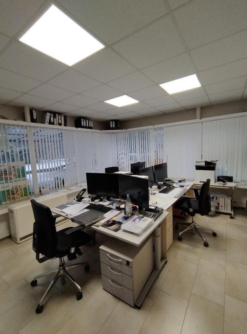 Ideal für Ihren Handwerksbetrieb Hallenfläche mit Büro und 3 Stellplätzen, verkehrsgünstige Lage zimmer