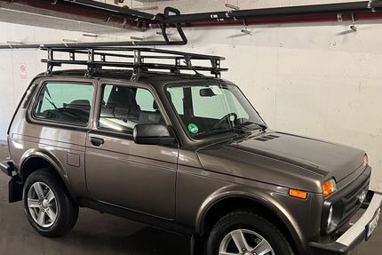 Lada Niva 64.000 km 13.500 &euro; Köln 50677