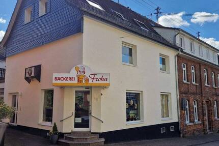 Im Herzen von Much: Wohn-Geschäftshaus mit Gewerbeeinheit und zwei Wohnungen 1 zimmer