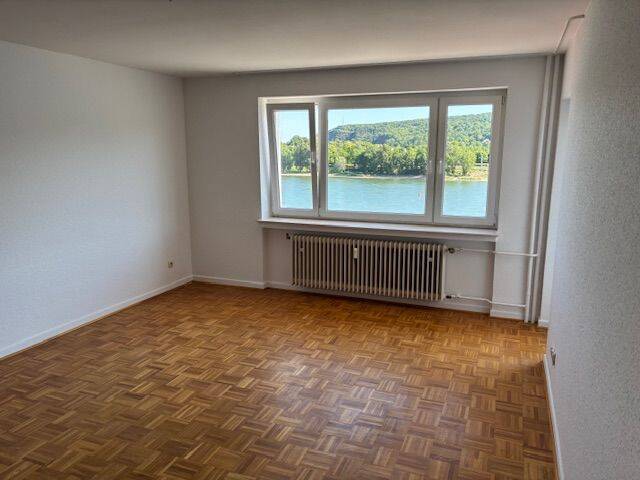 Rheinpromenade! Renovierte 4-Zimmerwohnung mit schickem Duschbad und Loggia