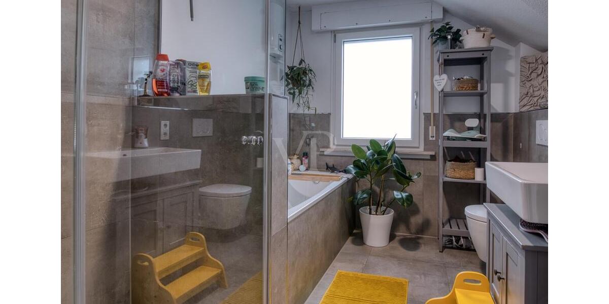 Dachgeschoßwohnung Lohmar - 3 Zimmer, 122 m&sup2;, 1.300&euro; | Angebot:25304414
