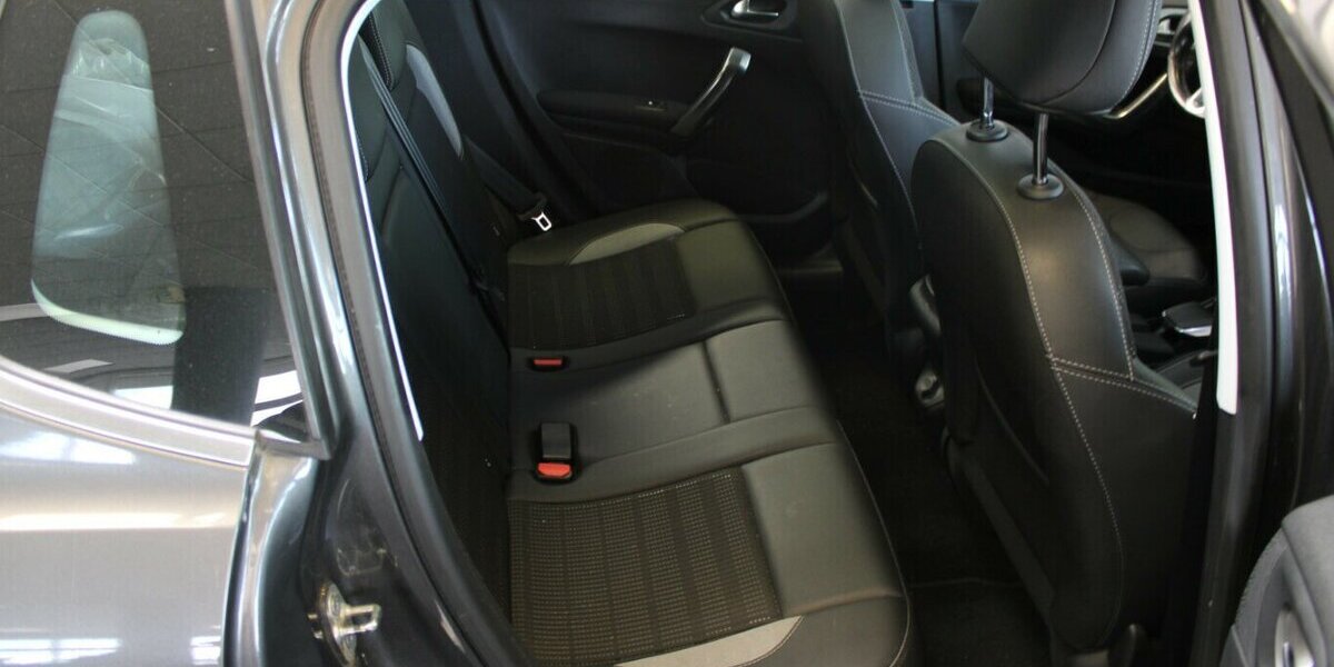 Peugeot 2008 1.2 - Panorama - Navi - 59.620 km 9.980 &euro; Euskirchen 53881