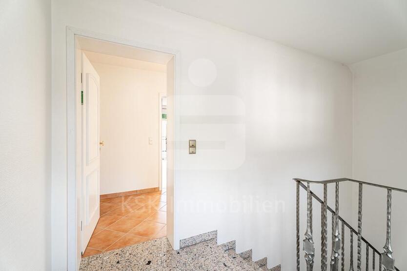 Großzügige Dachgeschoßwohnung mit Südterrasse und Blick ins Grüne in Lohmar.
