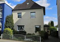 Herzlich Willkommen im Herzen von Lohmar ! Attraktives Mehrgenerationenhaus mit großem Garten.