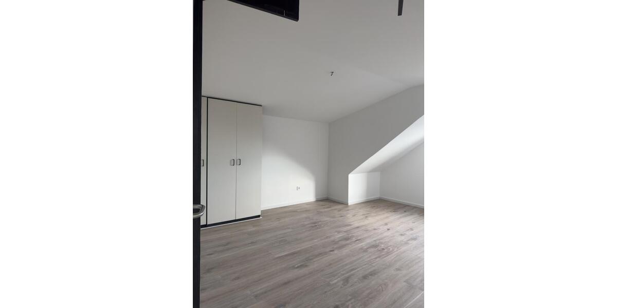 Dachgeschoßwohnung Niederkassel - 2 Zimmer, 85 m&sup2;, 970&euro; | Angebot:24603857